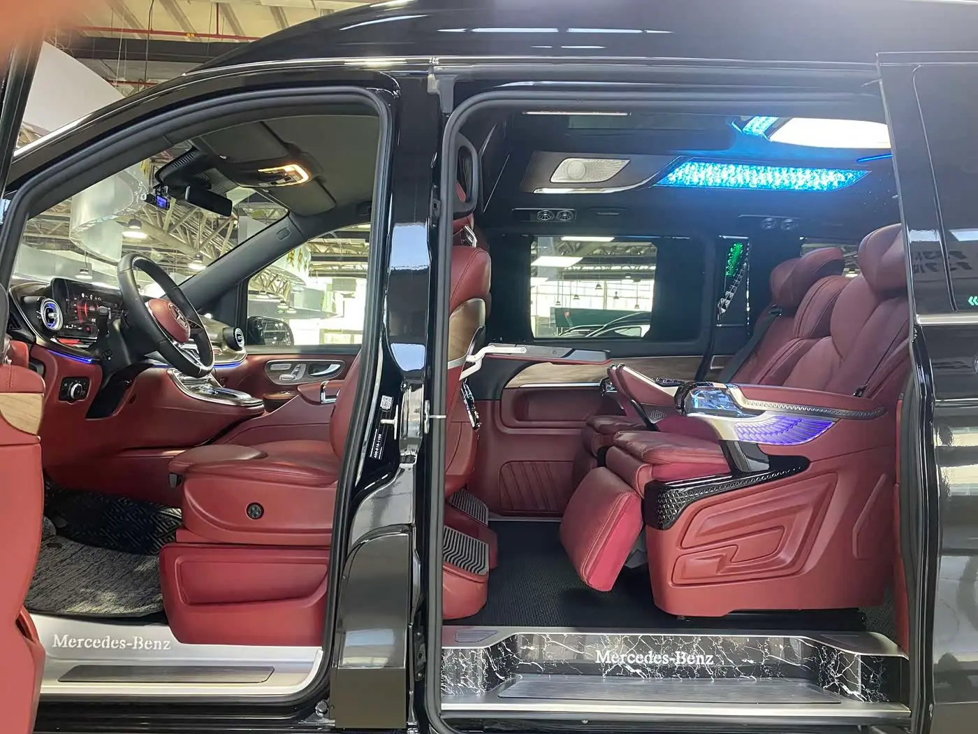 Mercedes-Benz V-Class 2025 — Photo 10/20
