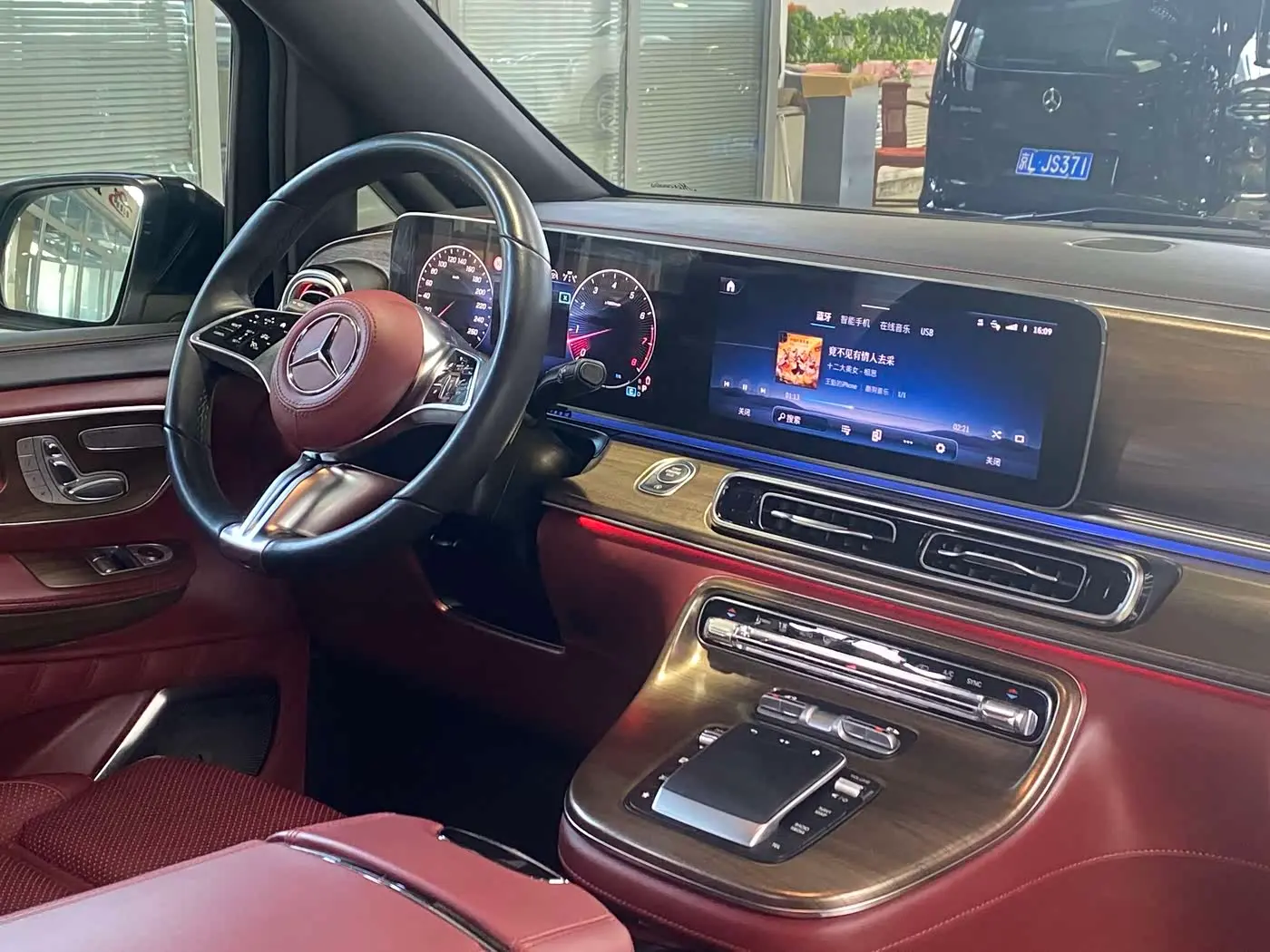 Mercedes-Benz V-Class 2025 — Photo 9/20