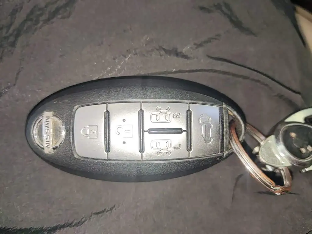 Nissan Quest 2017 — ფოტო 9/20