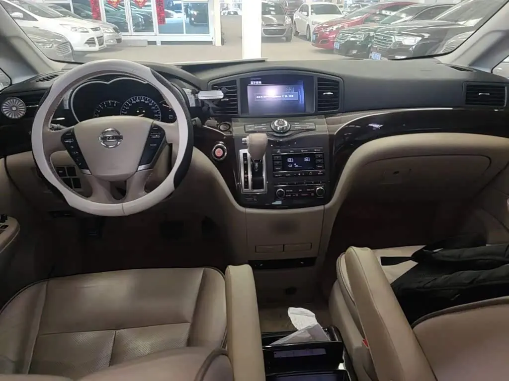 Nissan Quest 2017 — ფოტო 10/20