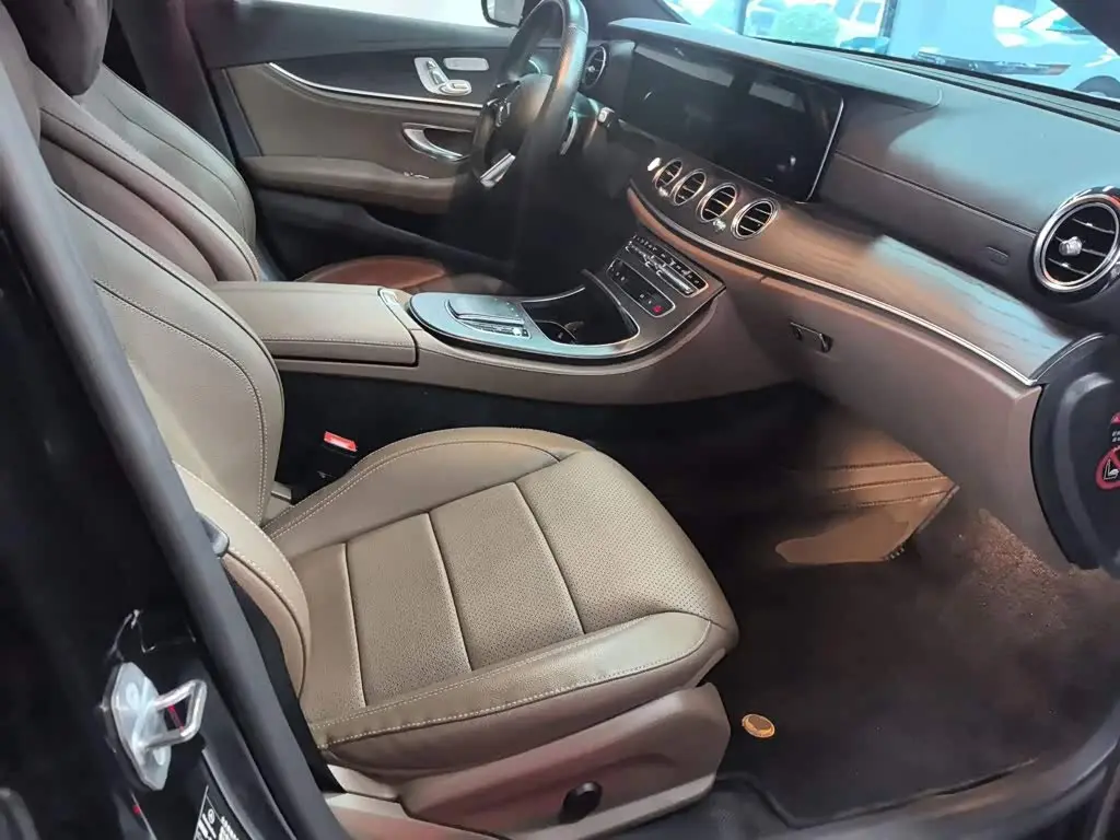 Mercedes-Benz E-Class 2023 — Photo 16/20