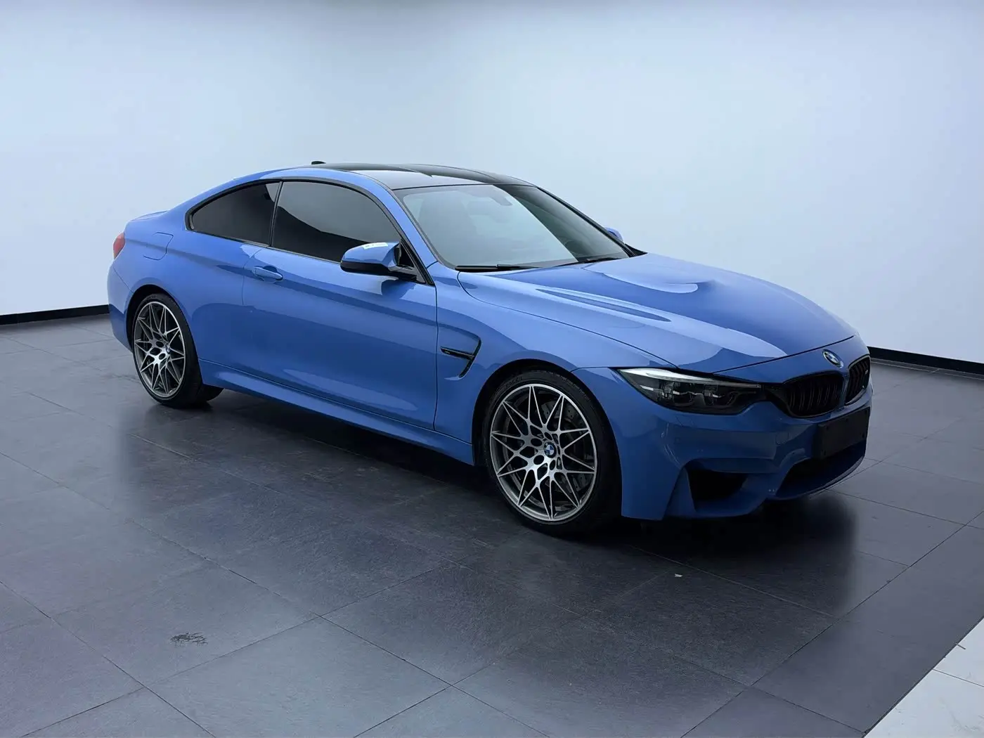 BMW M4 2018 — Фото 3/16