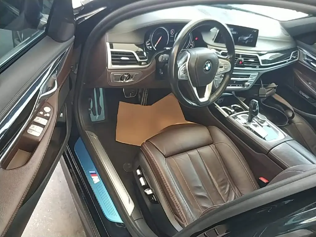 BMW 7 Series 2018 — Photo 16/20