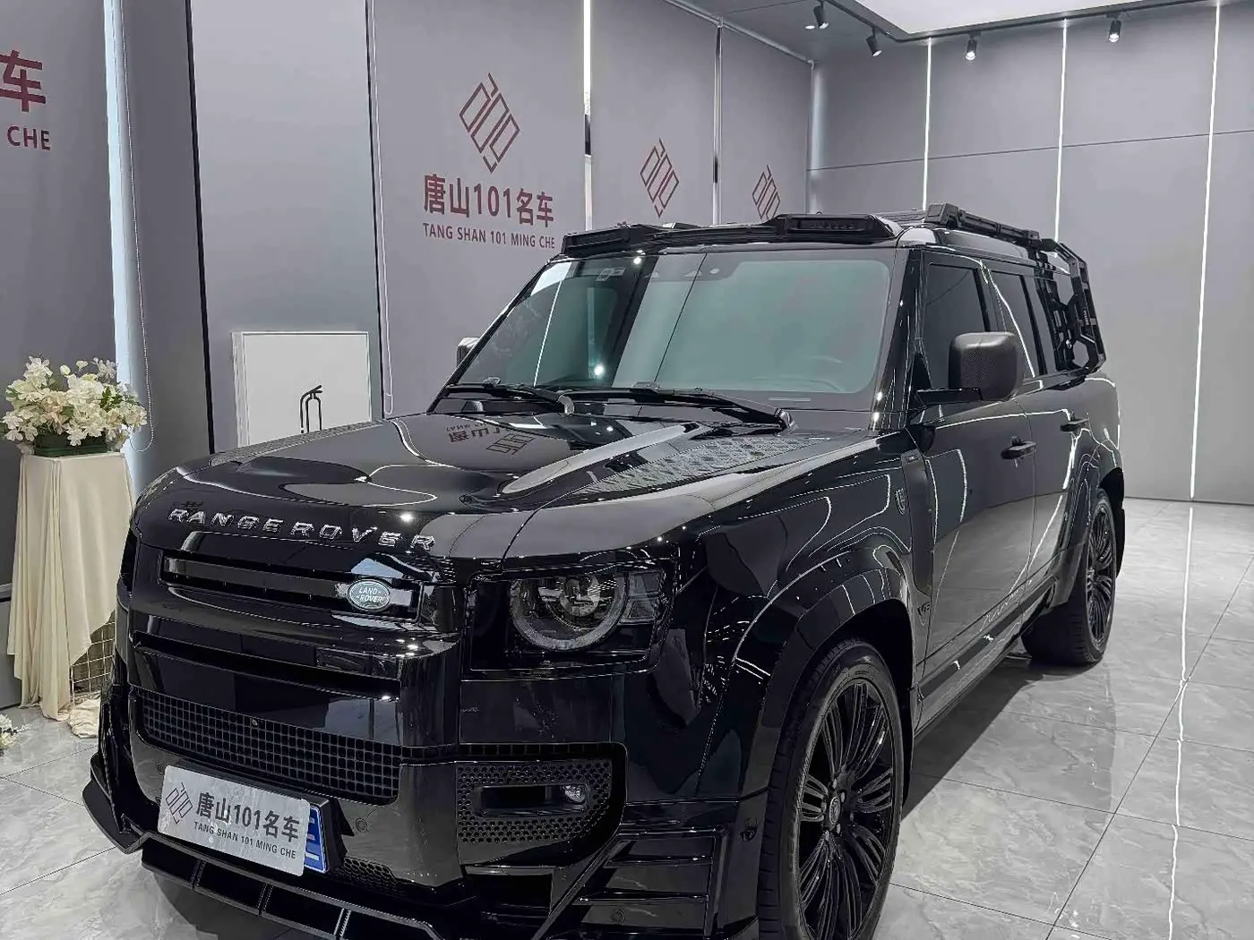 Land Rover Defender 2023 — Фото 1/20