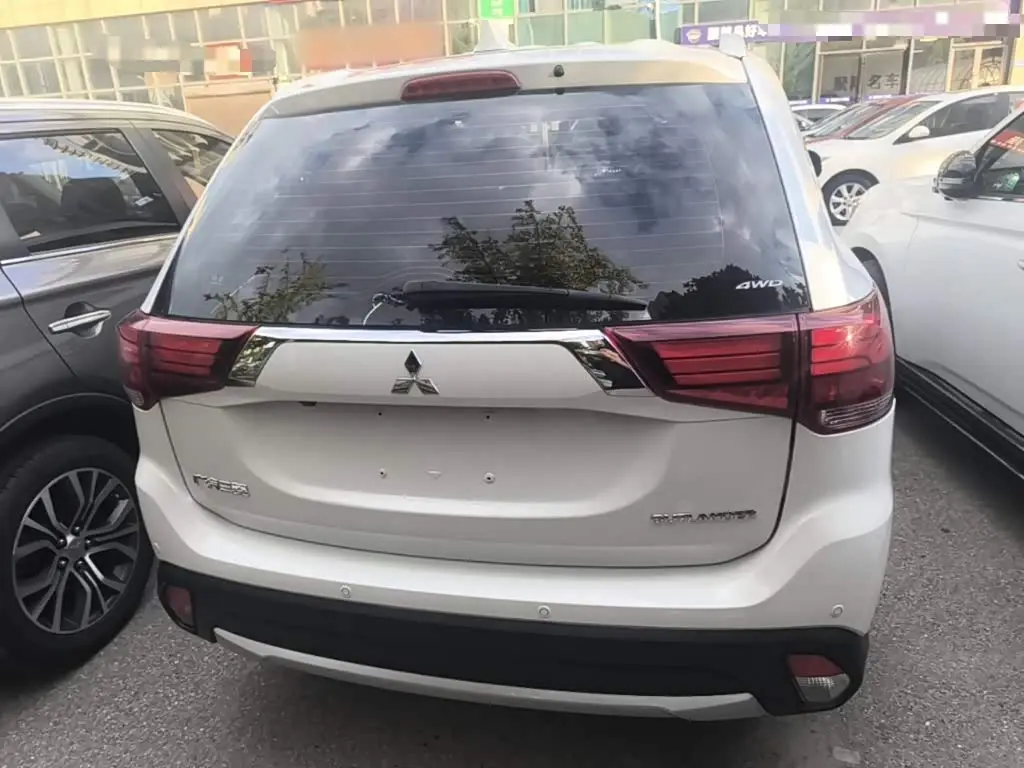 Mitsubishi Outlander 2019 — Photo 6/20