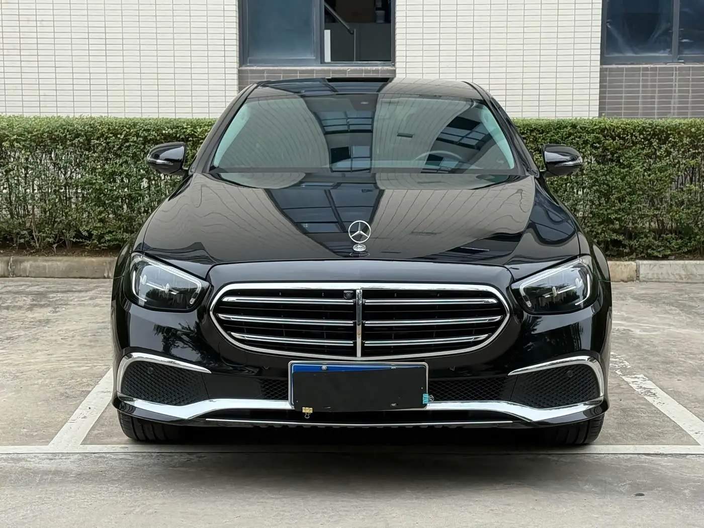 Mercedes-Benz E-Class 2023 — Photo 2/9