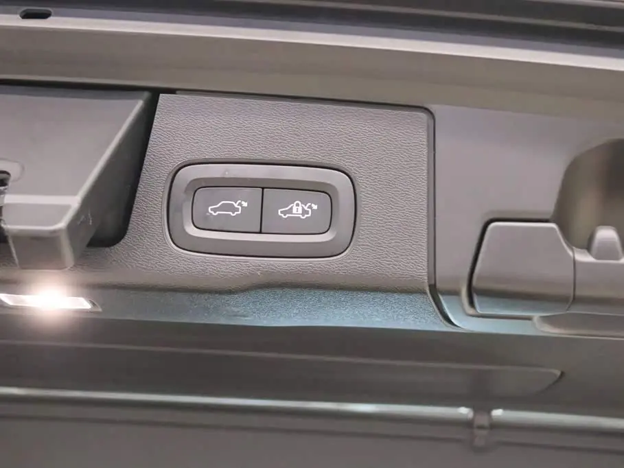 Volvo XC60 Plug-in Hybrid 2024 — Photo 16/19