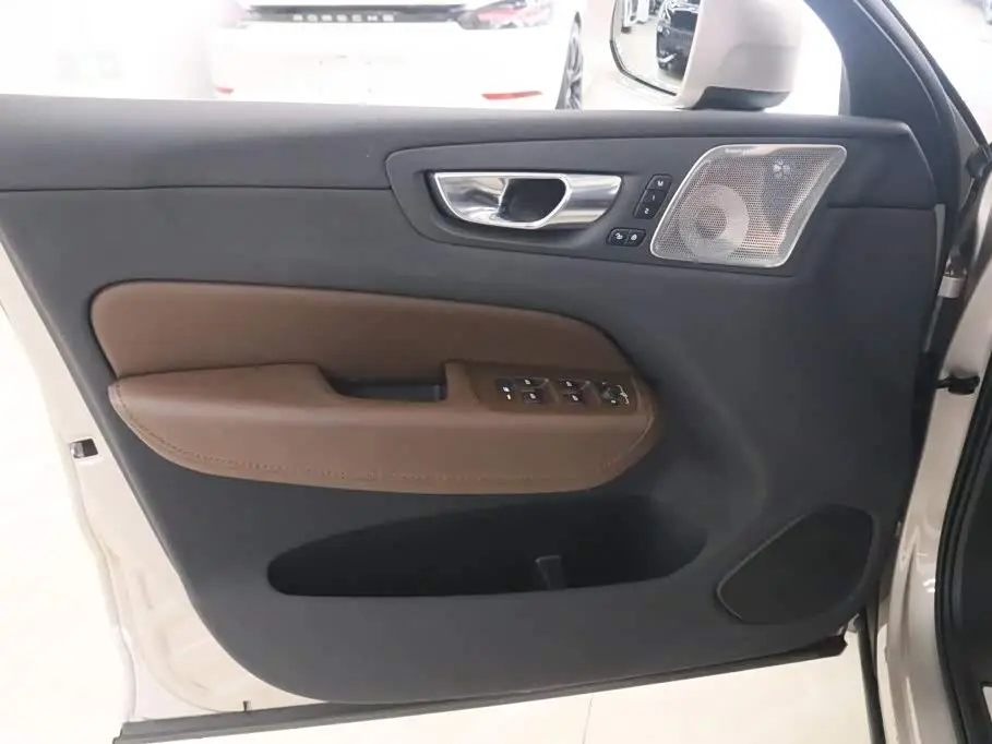 Volvo XC60 Plug-in Hybrid 2024 — Photo 10/19