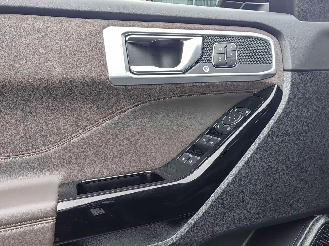 Ford Explorer 2025 — Photo 15/20
