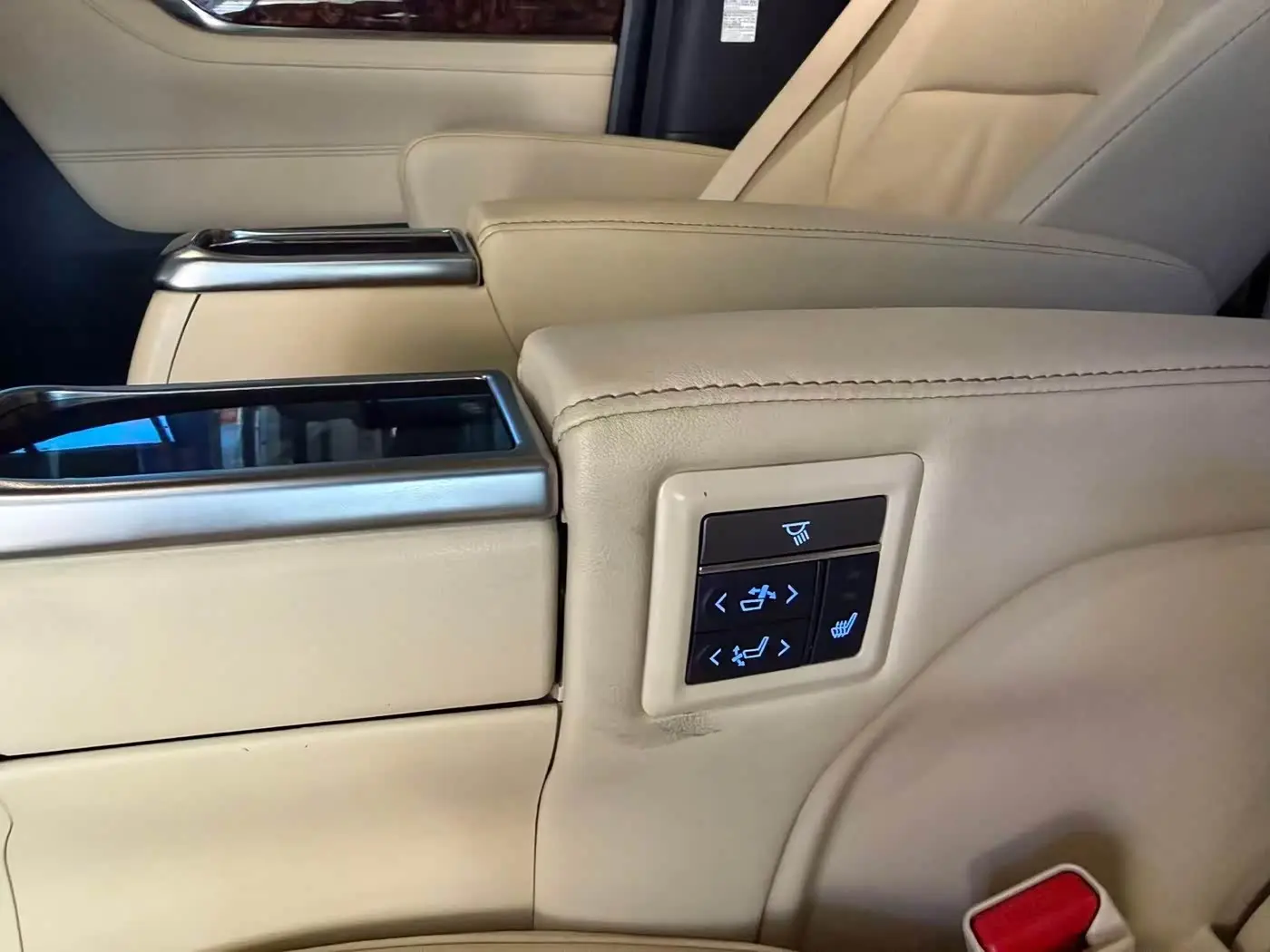 Toyota Alphard 2019 — Photo 10/17