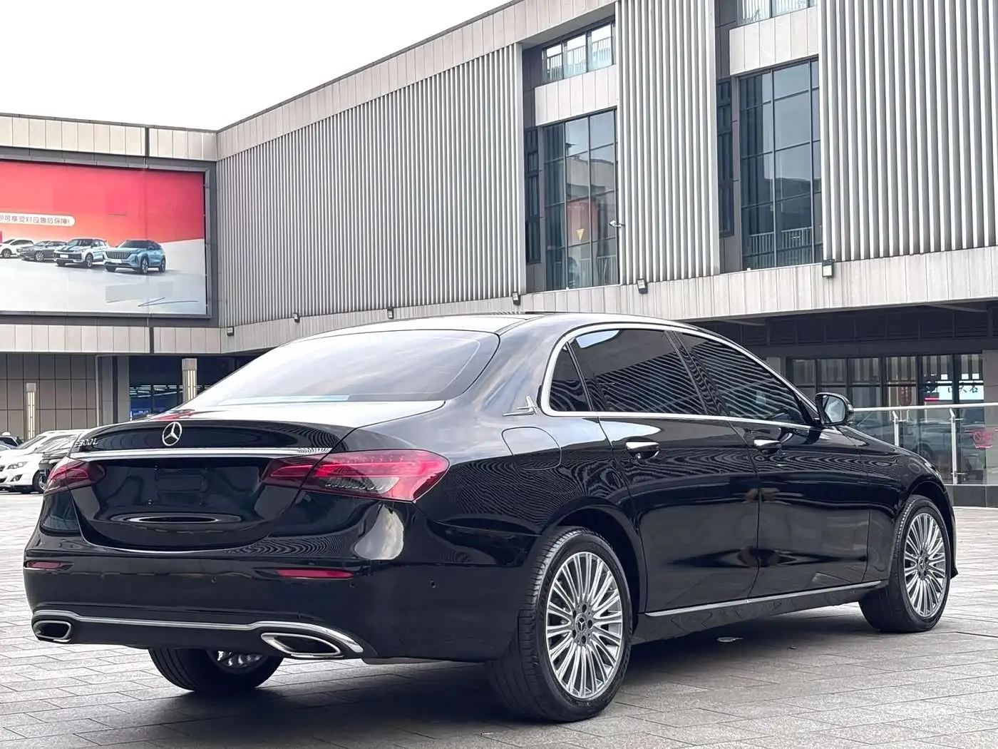 Mercedes-Benz E-Class 2023 — Photo 11/11
