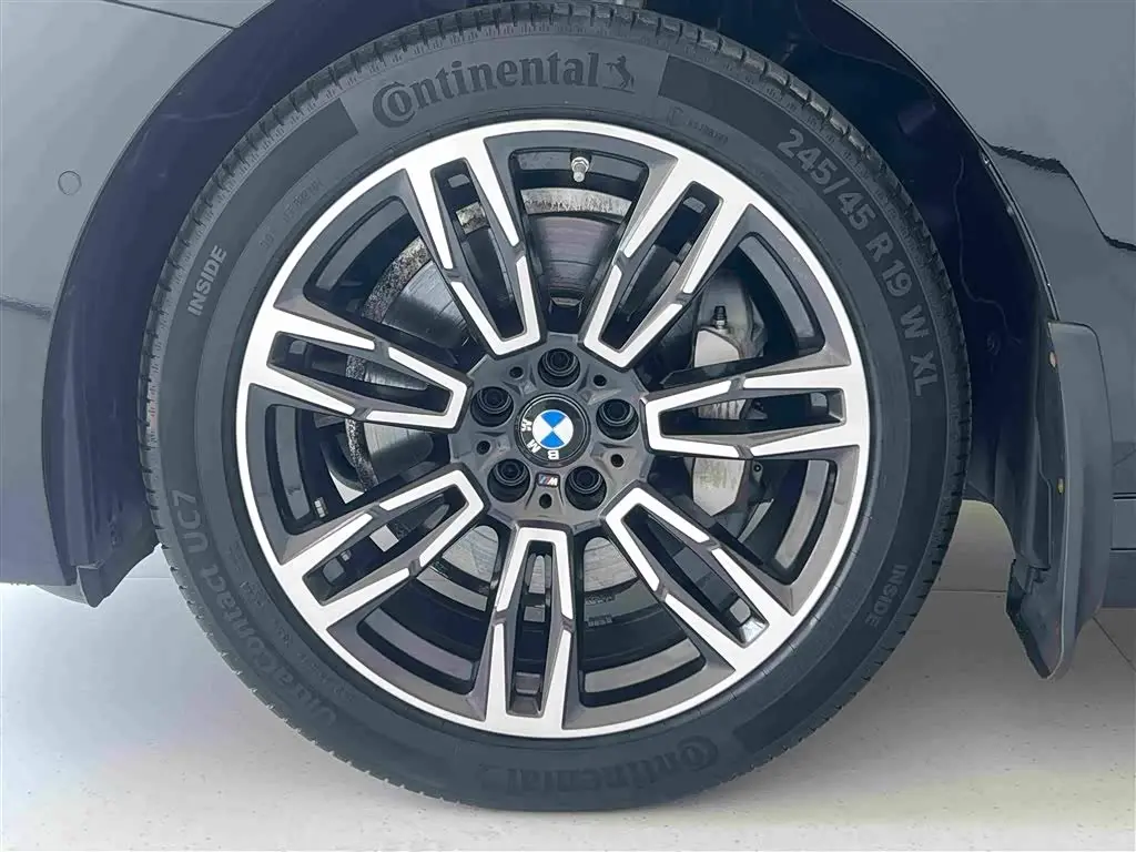 BMW 5 Series 2026 — Фото 14/20