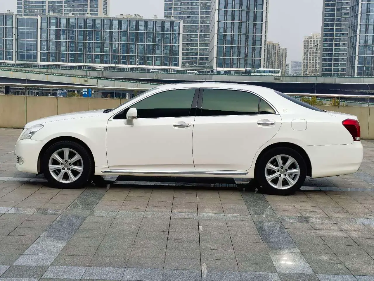Toyota Crown 2010 — Photo 4/18
