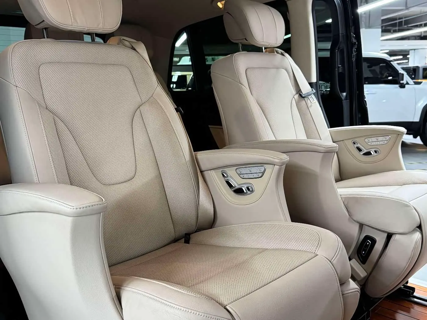 Mercedes-Benz V-Class 2019 — Photo 10/12
