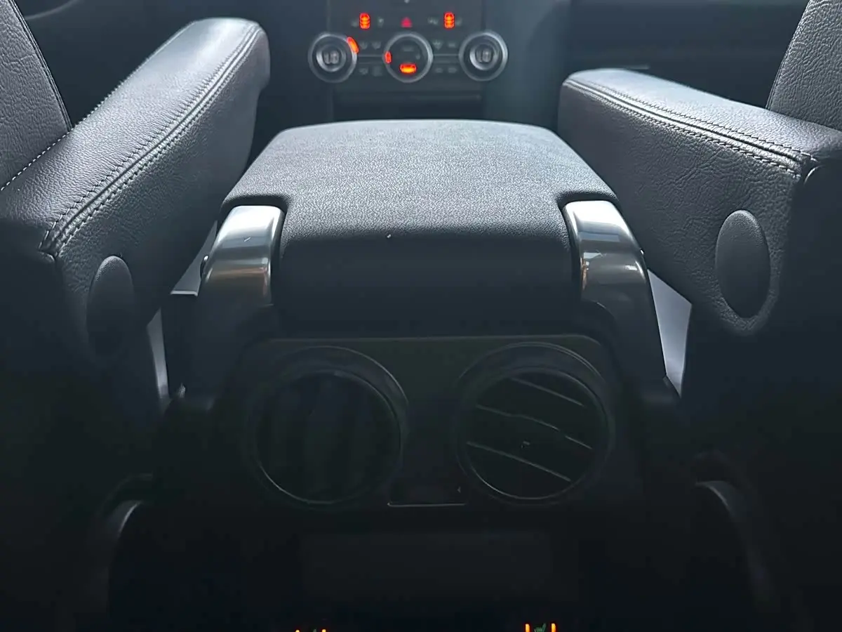 Land Rover Discovery 2015 — Photo 9/16