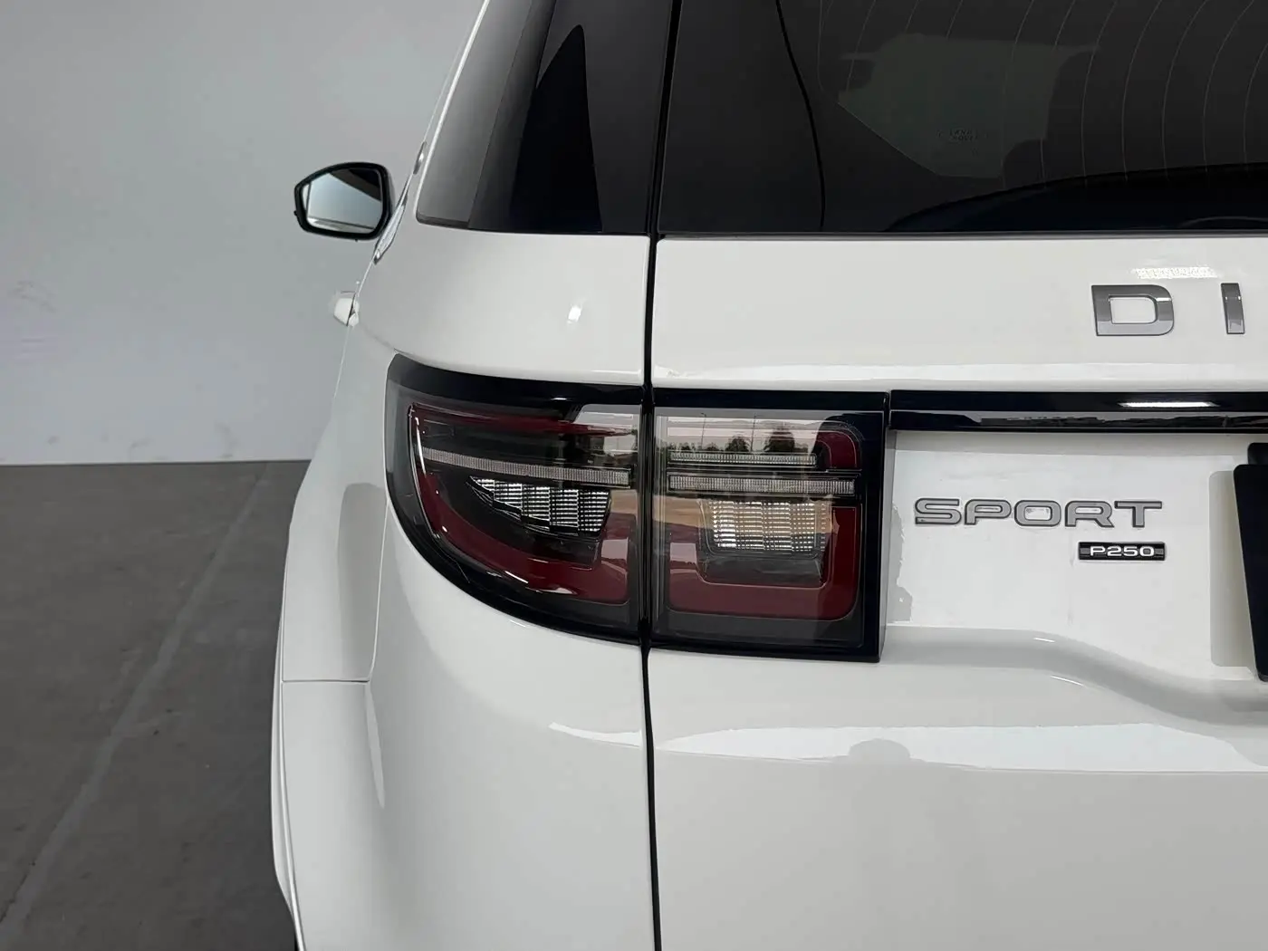 Land Rover Discovery Sport 2023 — Фото 13/16