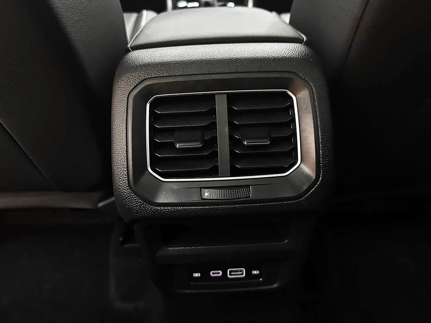 Volkswagen Tiguan L 2022 — Photo 16/20