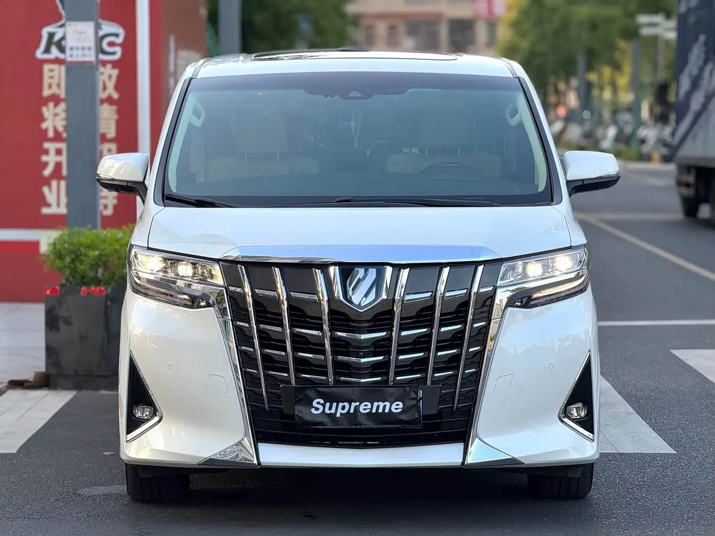 Toyota Alphard 2019 — Photo 2/10