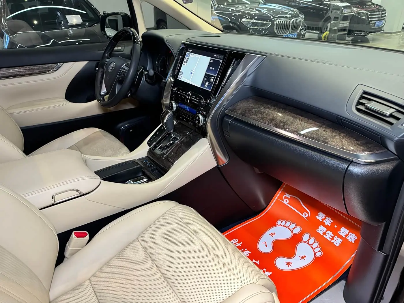Toyota Alphard 2023 — Photo 12/16