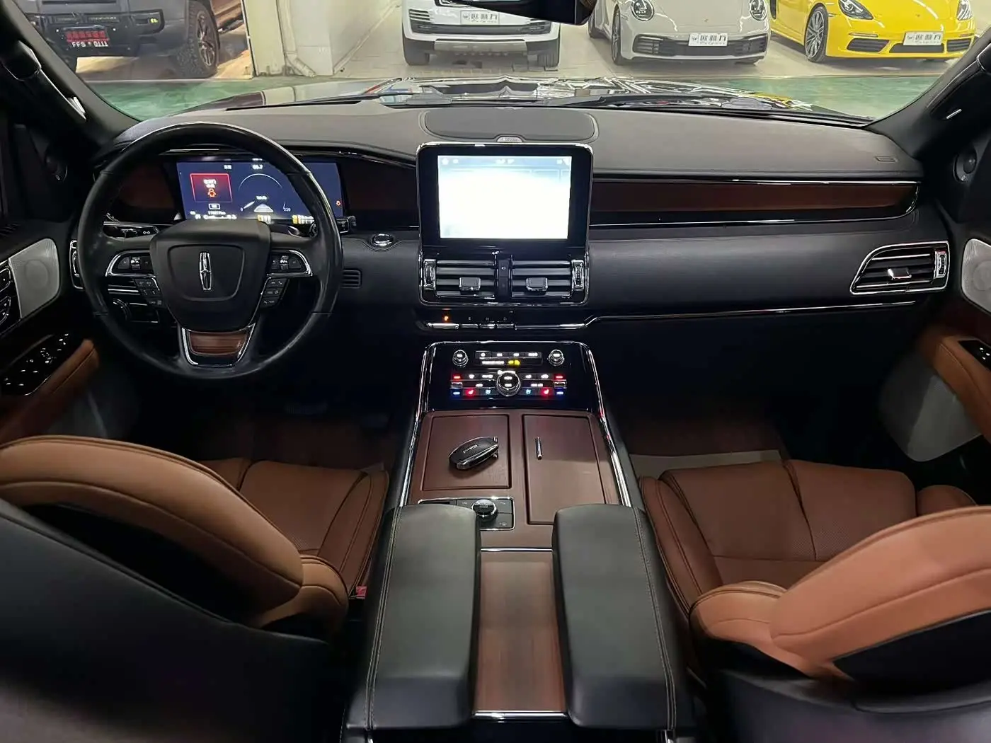 Lincoln Navigator 2019 — Photo 4/10