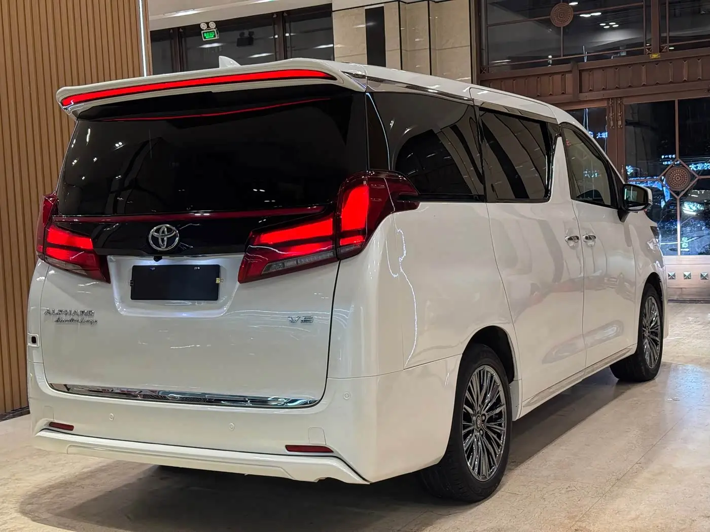 Toyota Alphard 2014 — Photo 4/20