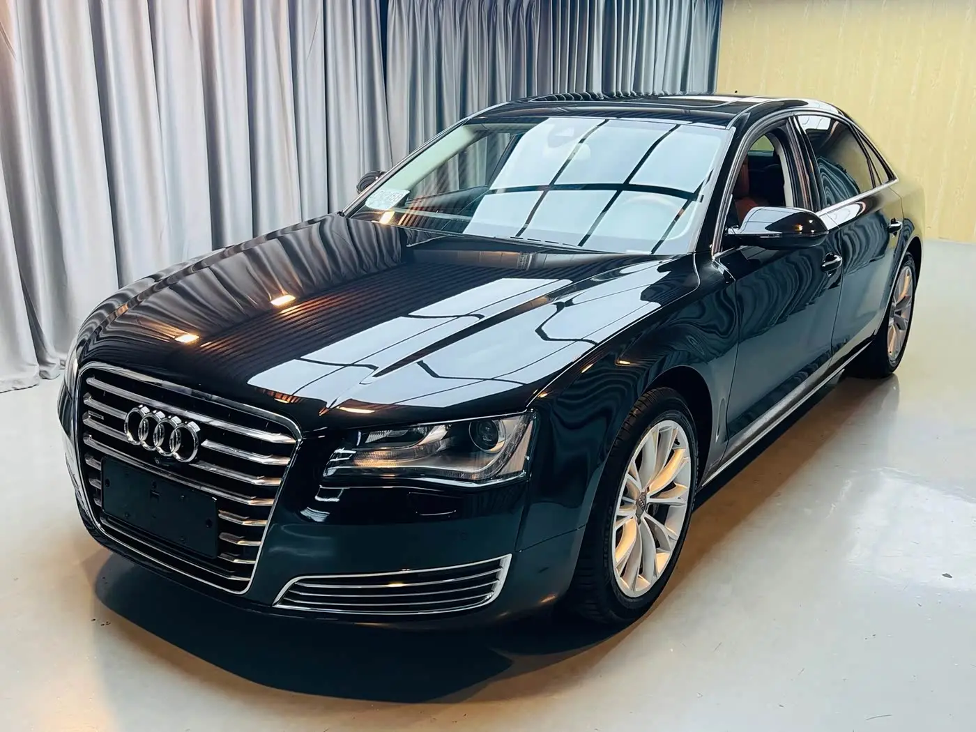 Audi A8 2012 — Photo 1/20