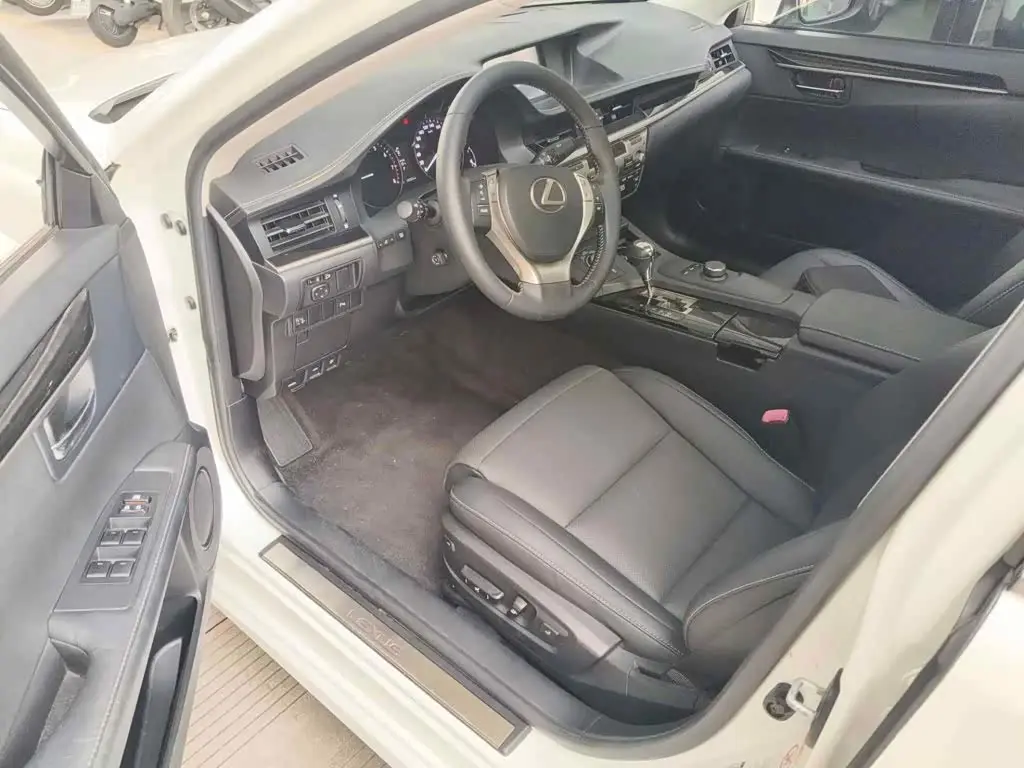 Lexus ES 2015 — Photo 8/15