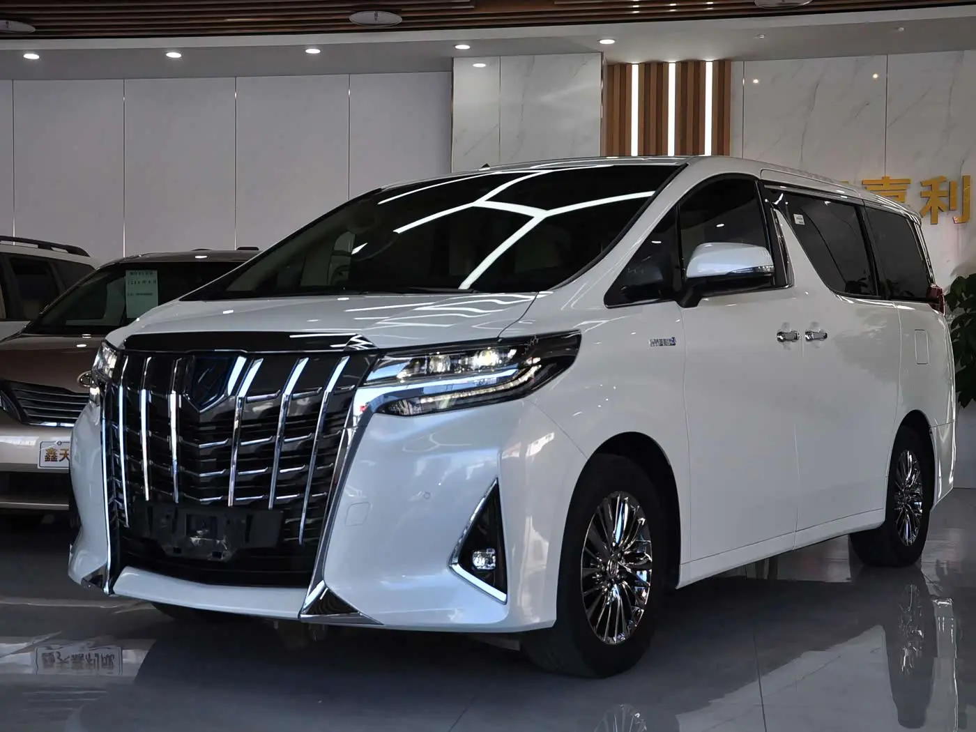 Toyota Alphard 2019 — Photo 1/16