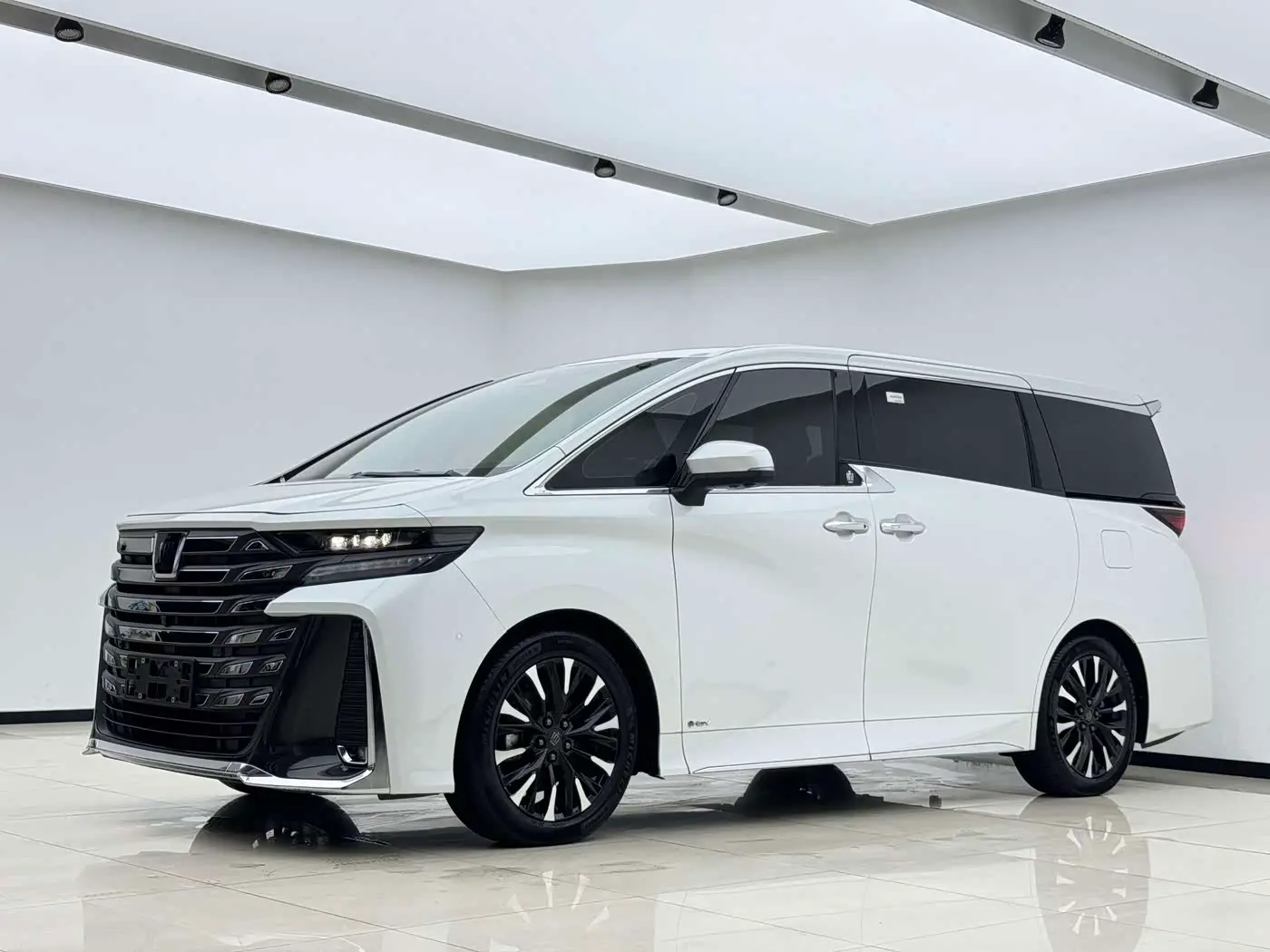 Toyota Vellfire 2024 — Photo 1/18