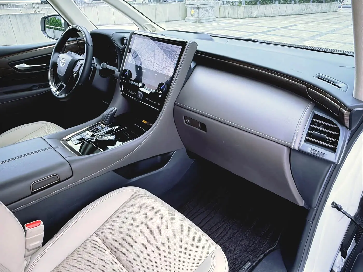 Toyota Alphard 2023 — Photo 13/19
