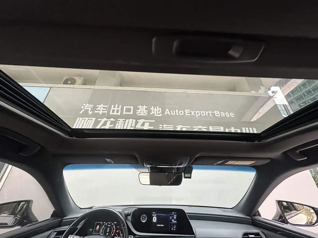 Lexus ES 2022 — Photo 13/14