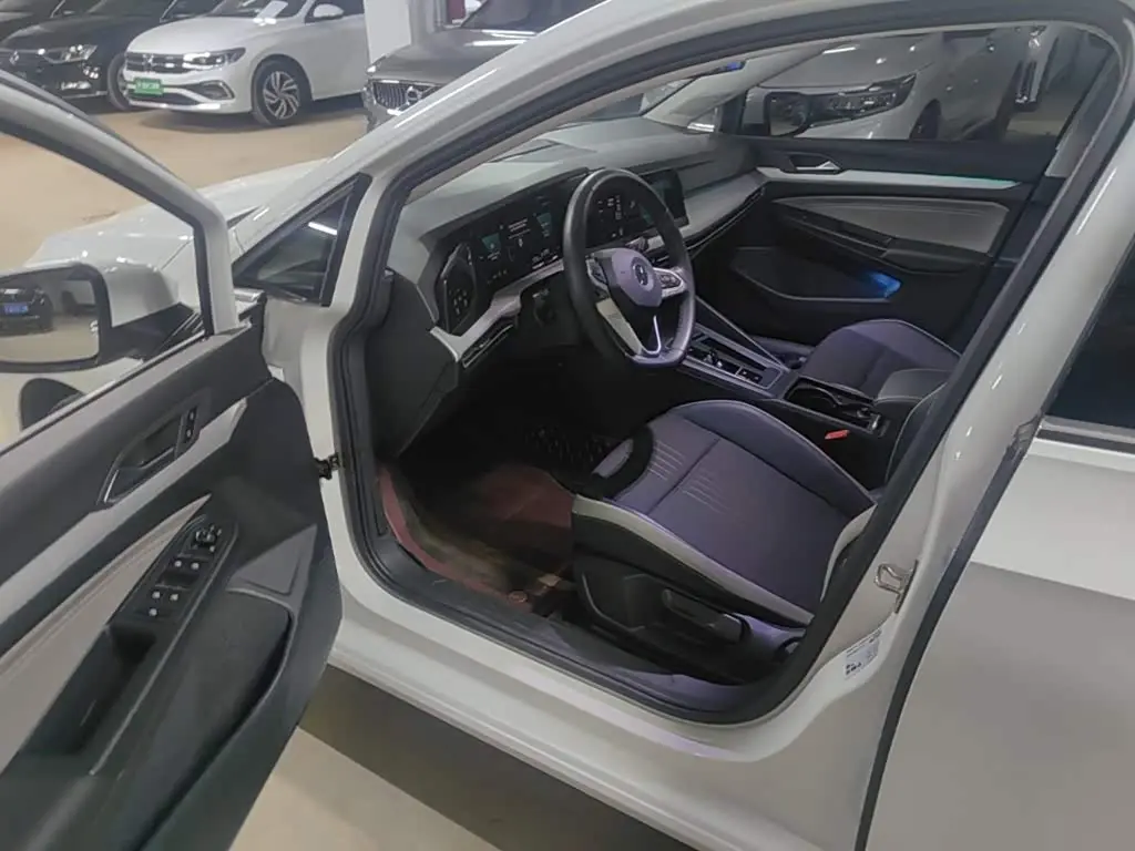 Volkswagen Golf 2023 — Photo 18/20