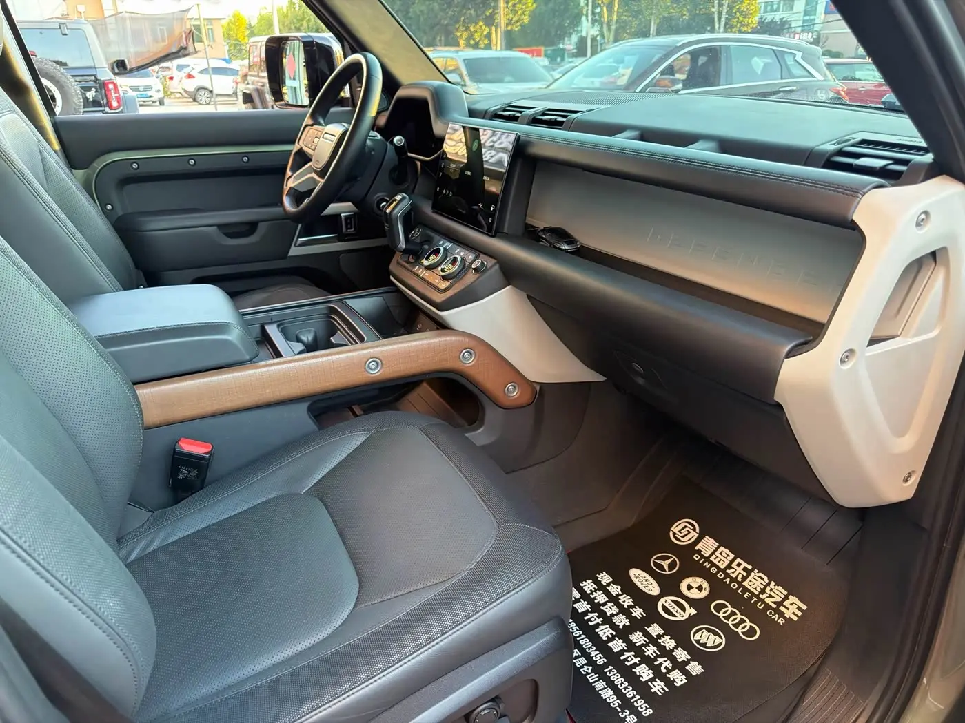 Land Rover Defender 2023 — Photo 10/16