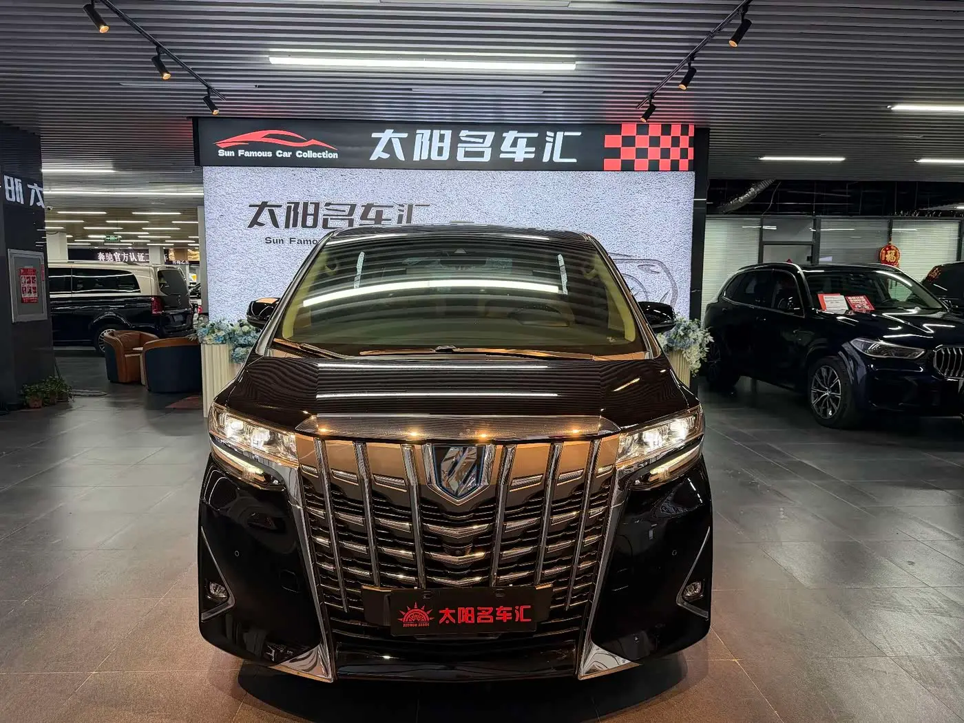 Toyota Alphard 2019 — ფოტო 2/16