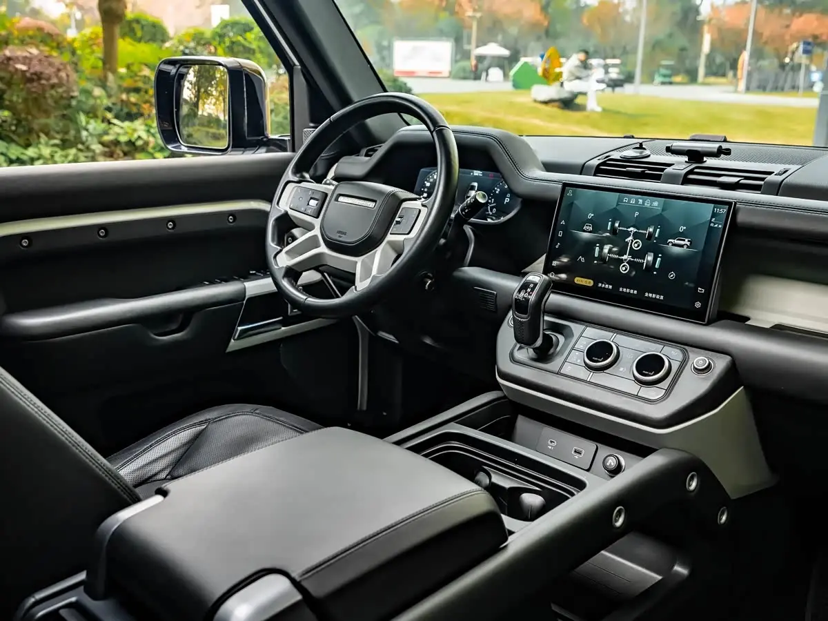 Land Rover Defender 2022 — Фото 6/9