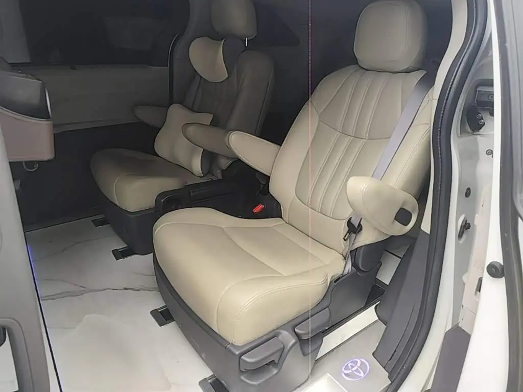 Toyota Sienna 2025 — Фото 17/20