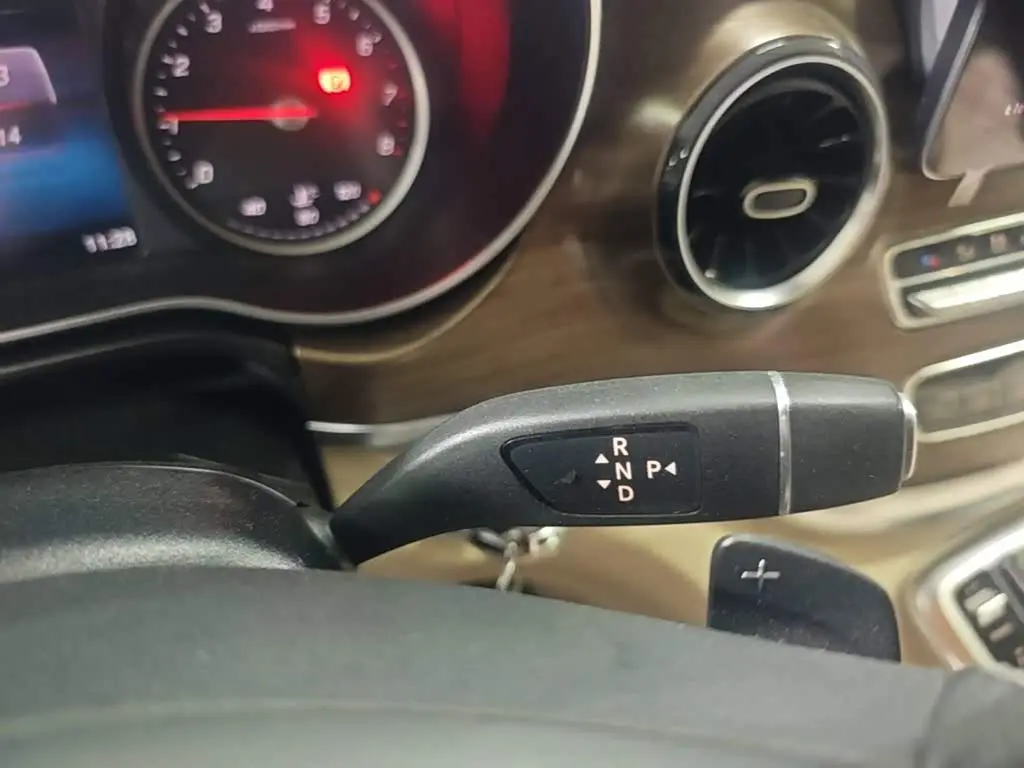 Mercedes-Benz V-Class 2022 — Photo 14/20