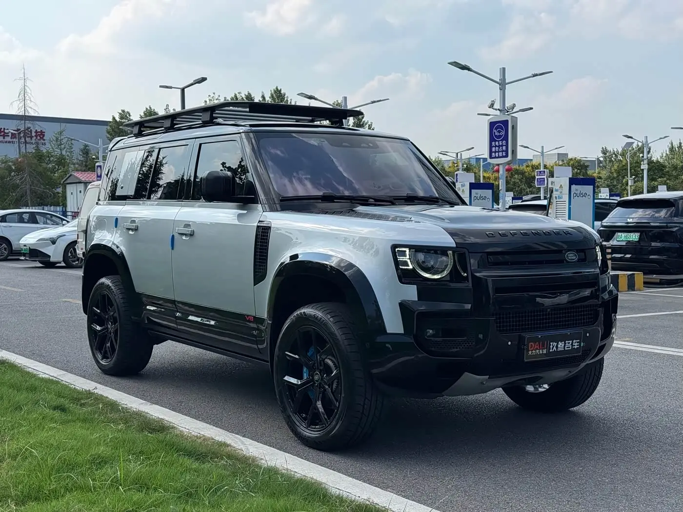 Land Rover Defender 2023 — Фото 3/20