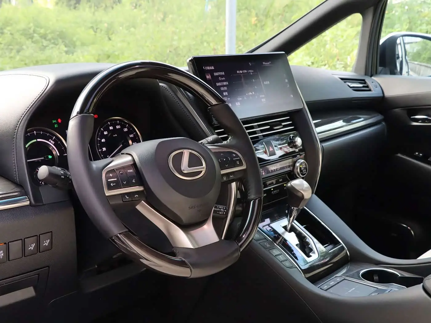 Lexus LM 2022 — Photo 17/20