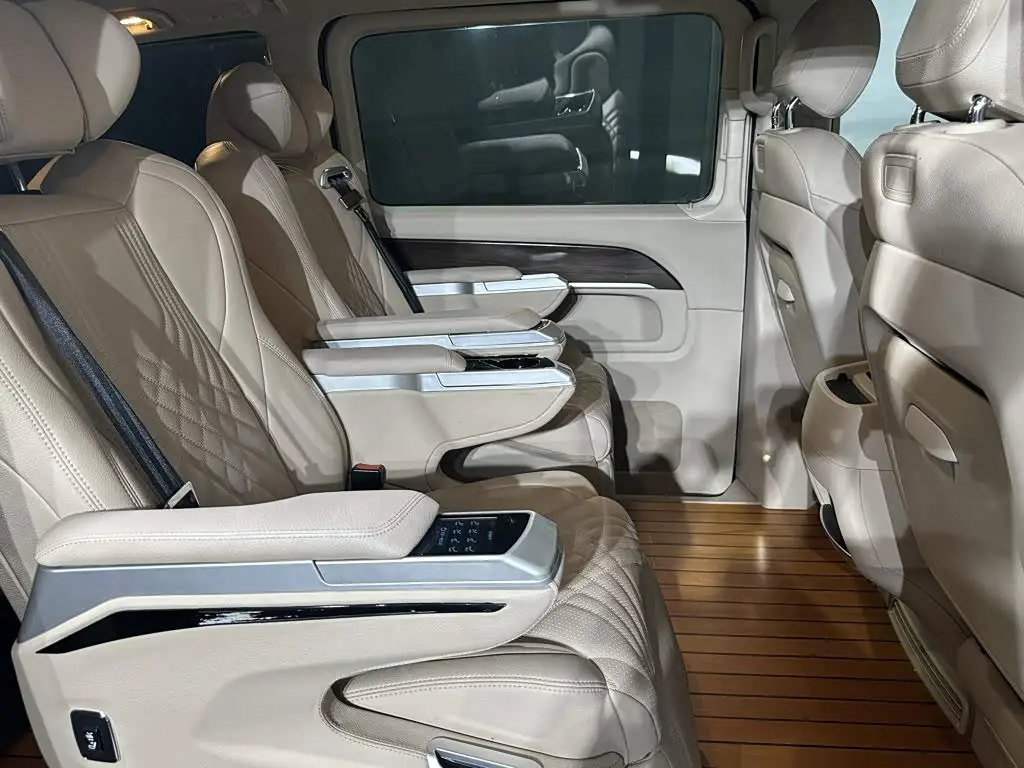 Mercedes-Benz V-Class 2021 — Photo 8/17