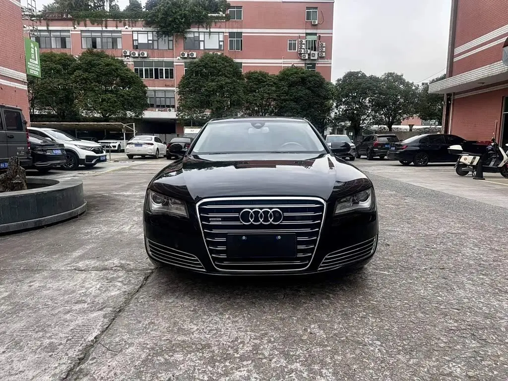 Audi A8 2012 — Photo 2/9