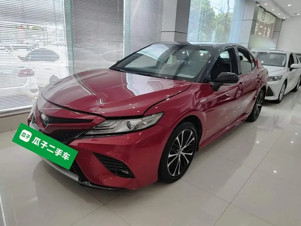 Toyota Camry 2019 — Фото 2/20