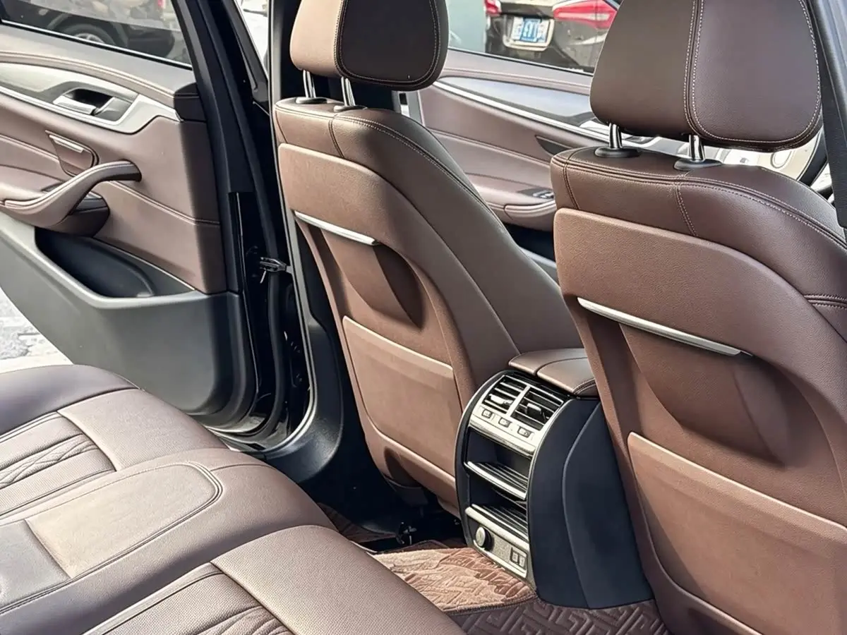BMW 5 Series 2023 — Photo 12/13