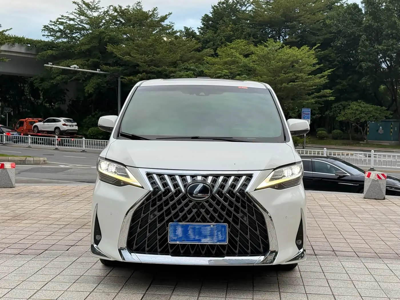 Lexus LM 2022 — Photo 2/13