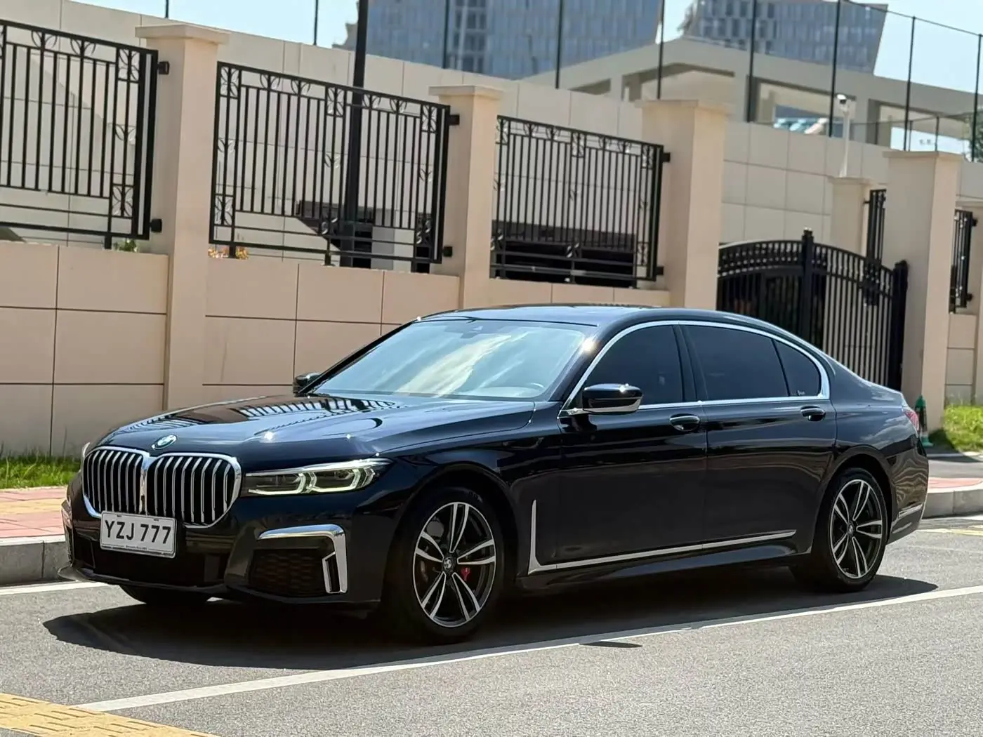 BMW 7 Series 2019 — Photo 1/9