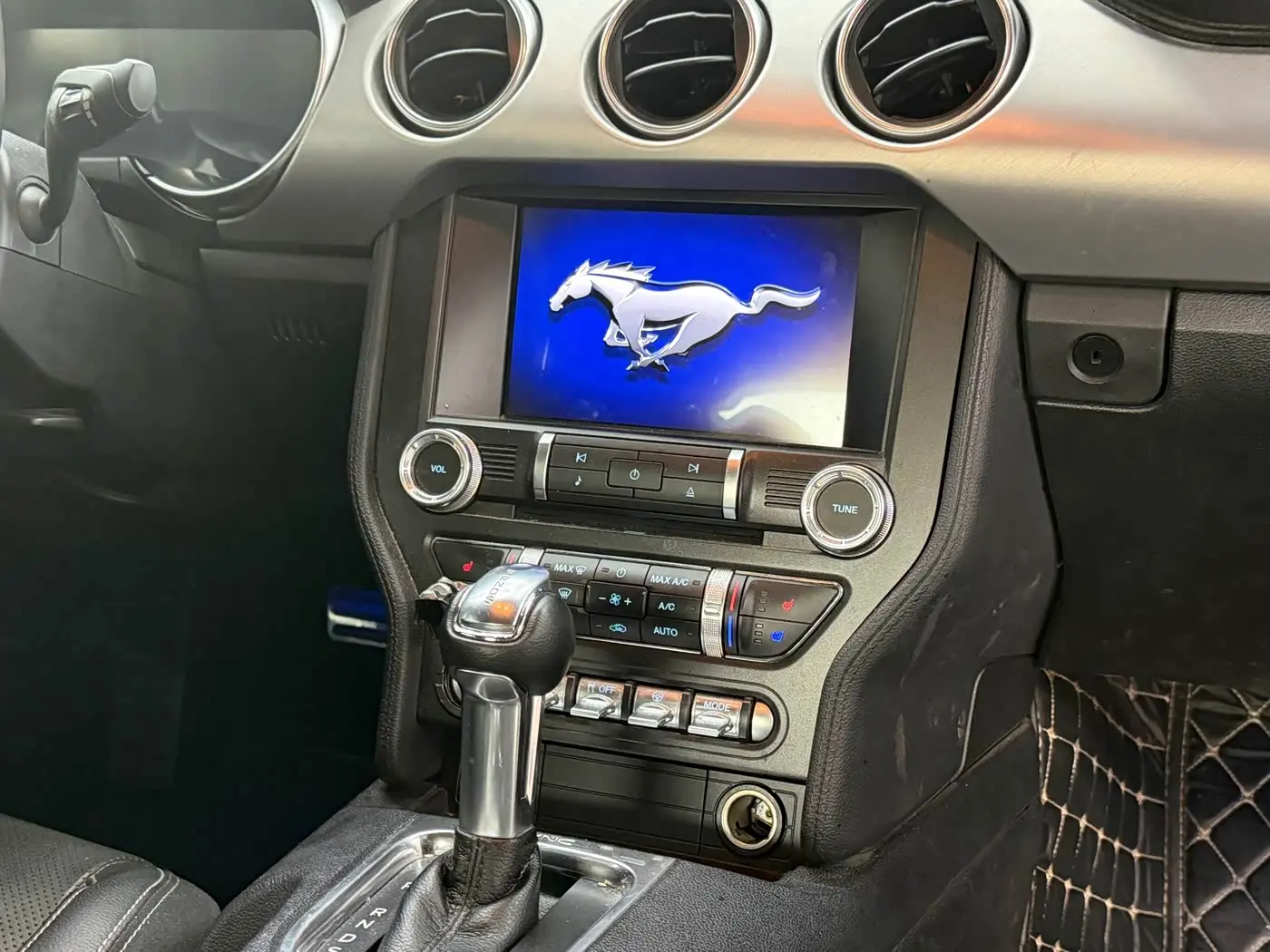 Ford Mustang 2021 — Photo 8/17