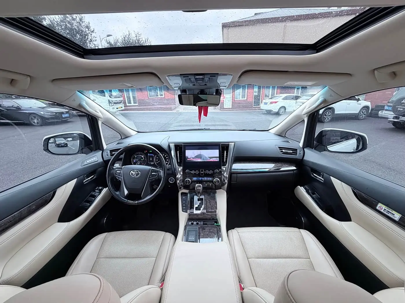 Toyota Vellfire 2022 — Photo 2/9