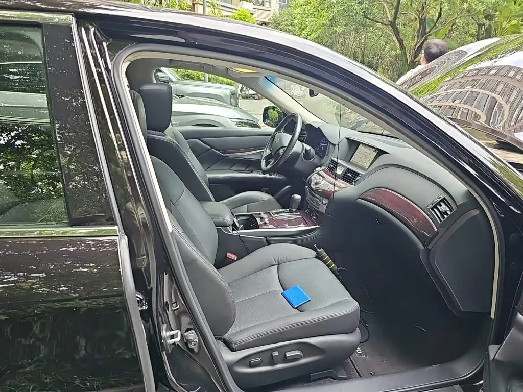 Infiniti Q70 2017 — Photo 18/20