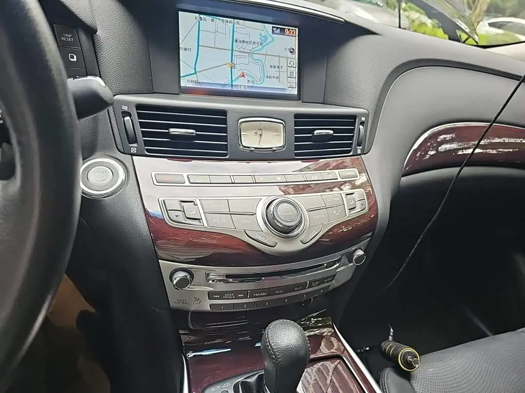 Infiniti Q70 2017 — Photo 6/20