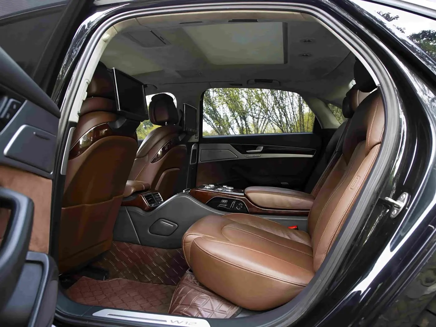Audi A8 2012 — Photo 11/20